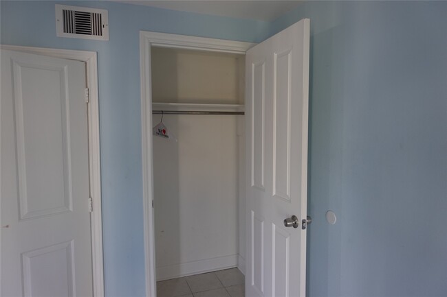 Building Photo - 1102 Winnie St