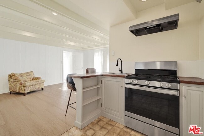 Building Photo - 743 N Orange Dr