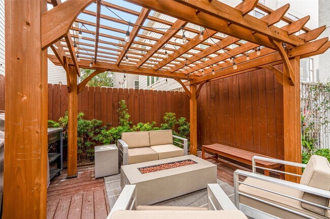 Building Photo - 5321 Lillian St