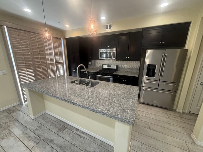 Building Photo - Stylish 3 Bedroom Home in the Gated River ...
