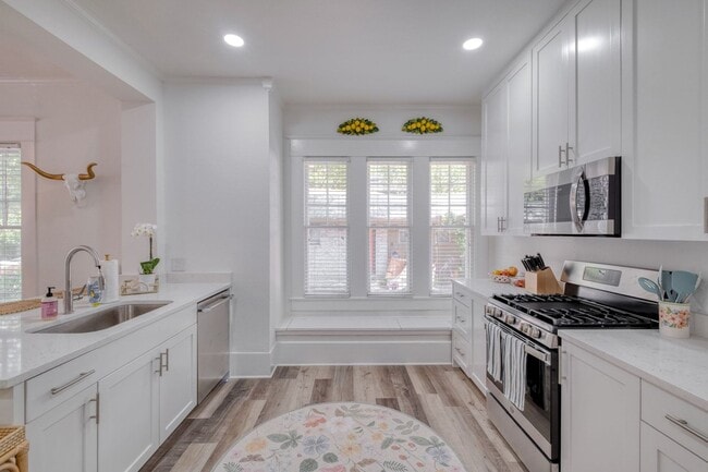 Building Photo - Top of the line remodeled 5 BED in the har...