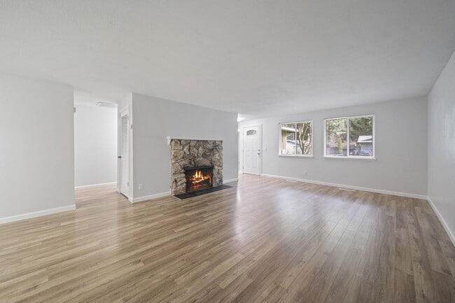 Building Photo - Classic rambler has 3 bedrooms, 1.75 baths, North Thurston School District