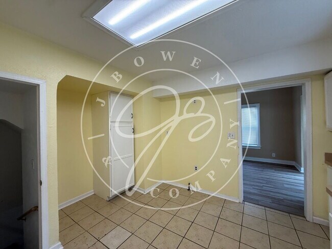 Building Photo - "Charming 3-Bed Home with Spacious Living in South Toledo.