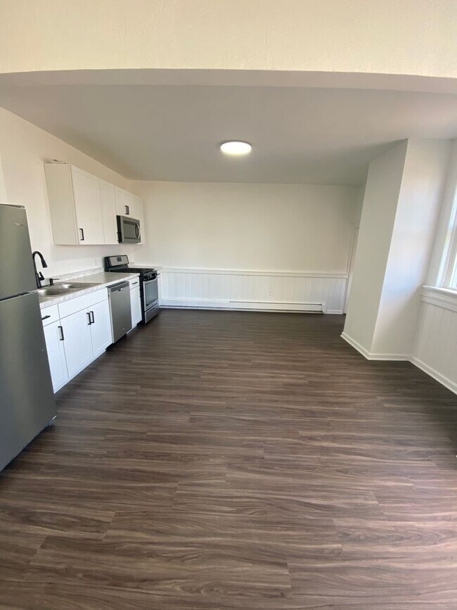 Building Photo - Available MAY 2026 - Beautiful renovated 3 Bedroom, 2 Bath Home in Heart of Allentown!