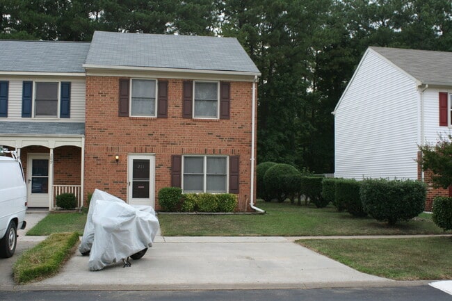 Building Photo - Great Townhouse in York Crossing