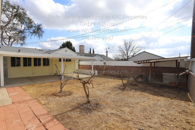 Building Photo - 3 Bedroom / 1 bathroom house with garage i...