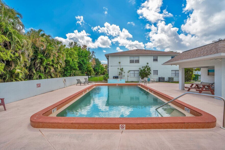 Building Photo - 203 SE 15th Pl