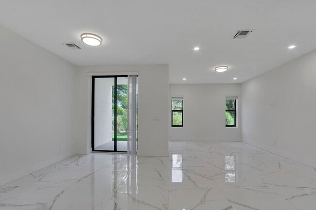 Building Photo - 400 Bella Sol Way