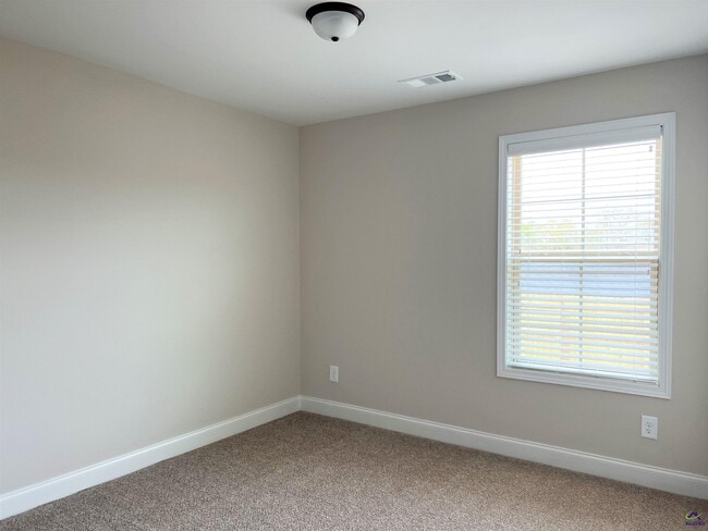 Building Photo - 202 Red Tail Cir
