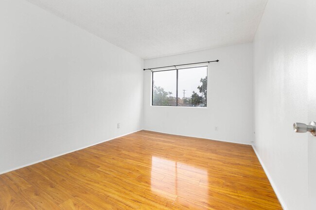 Building Photo - Great opportunity to rent this beautiful centrally located apartment in Chula Vista!