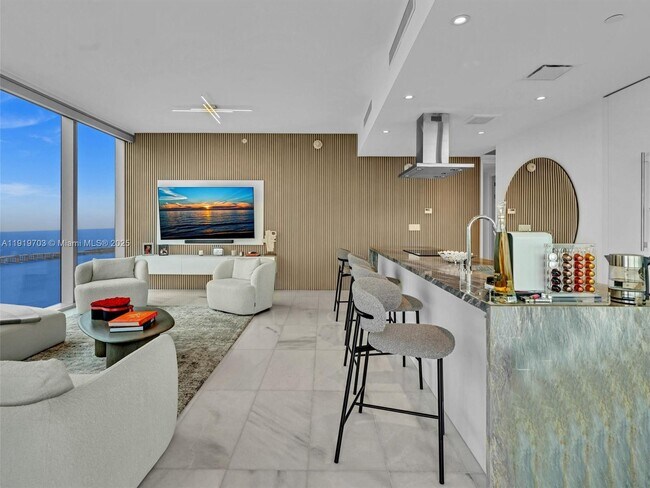 Building Photo - 700 NE 26th Terrace