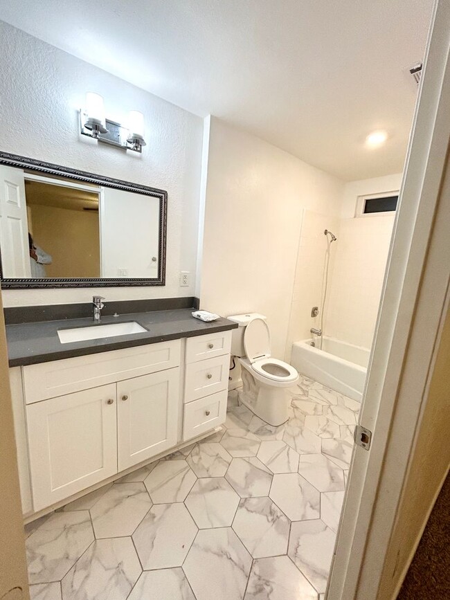 Building Photo - Beautiful Single-Level 4 Bedroom 3 Bathroo...