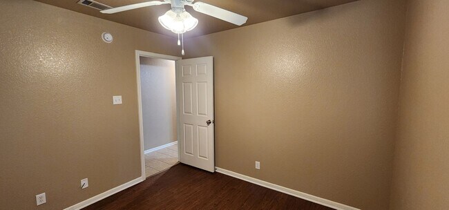 Building Photo - 3 Bedroom 2 Bath off Clear Creek Viewable ...
