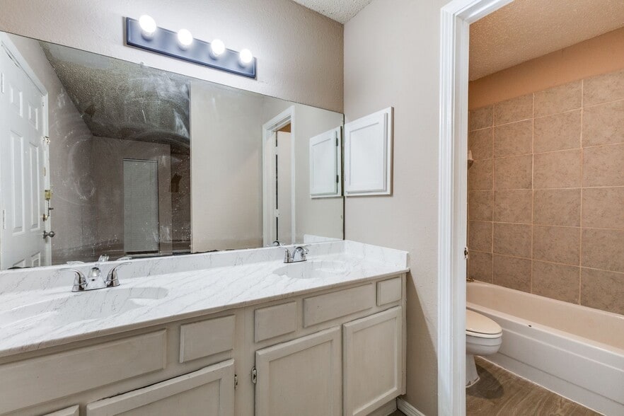 Building Photo - 9833 Walnut St