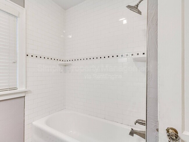 Building Photo - 2005 NW 18th St