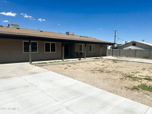 Building Photo - 734 E Hazel Dr