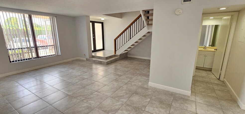 Building Photo - 1017 NW 124th Ave