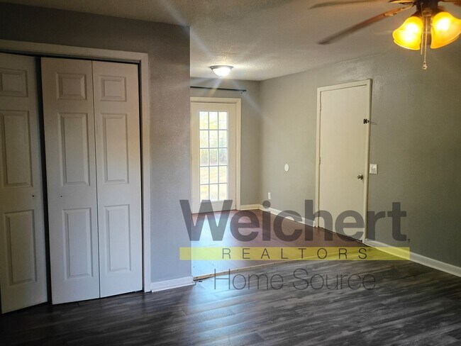 Building Photo - Charming 3-Bed Home with Fenced Yard and C...