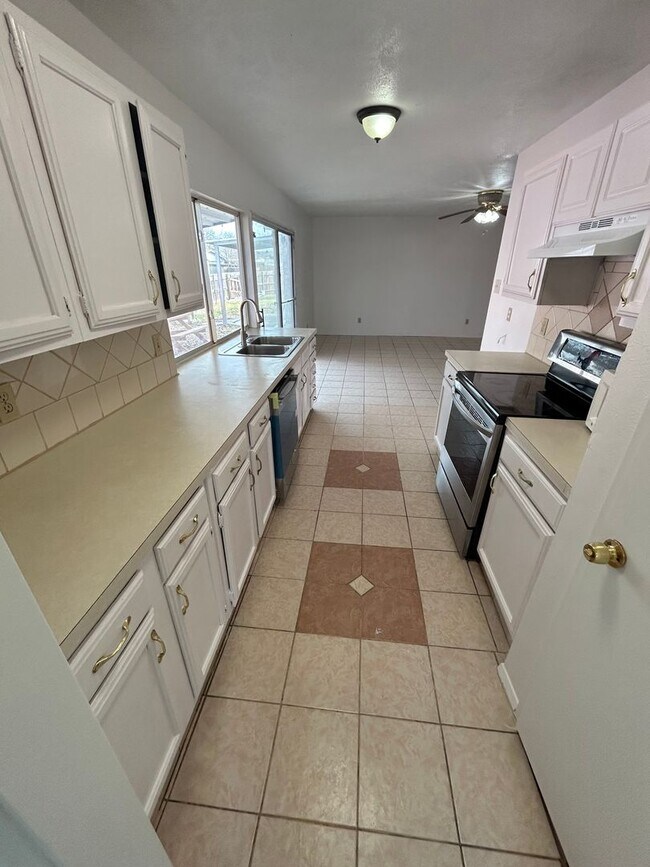 Building Photo - Step inside and be captivated by the warmth of this House!