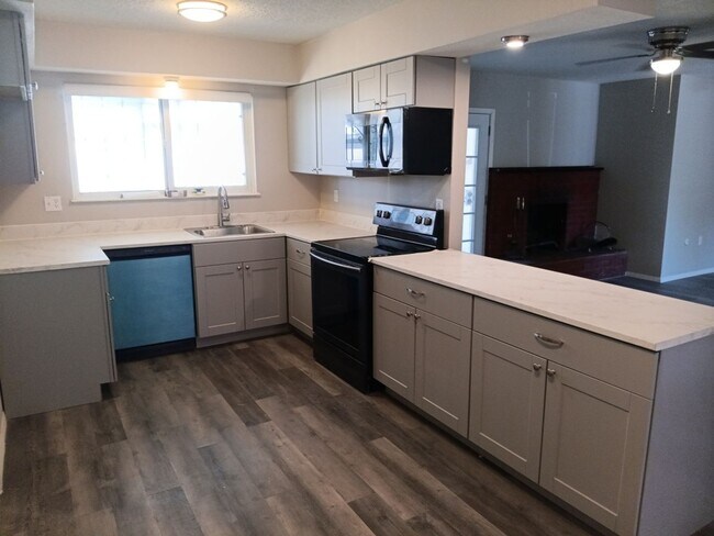 Building Photo - Charming 4-bedroom, 2-bathroom! Showings available NOW!