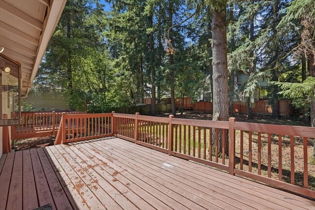 Building Photo - Sweet and spacious home in Beaverton with a garage and large fenced yard available now!