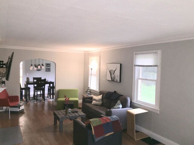 Building Photo - 2230 Riverside Dr NE