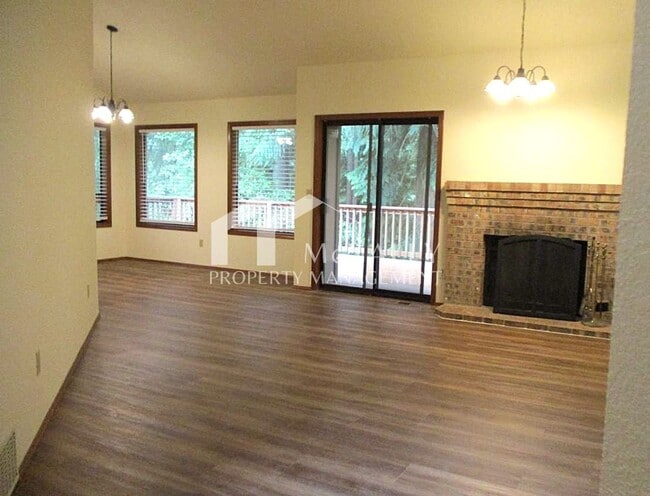 Building Photo - Beautiful 4 Bedroom 2.75 Bathroom Home in ...