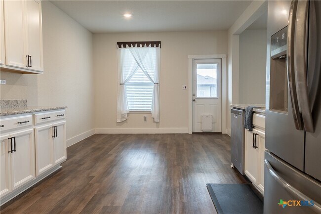 Building Photo - 804 Sweetgrass
