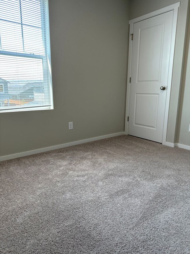 Building Photo - Stunning 4-Bedroom Pet-Friendly Home for L...