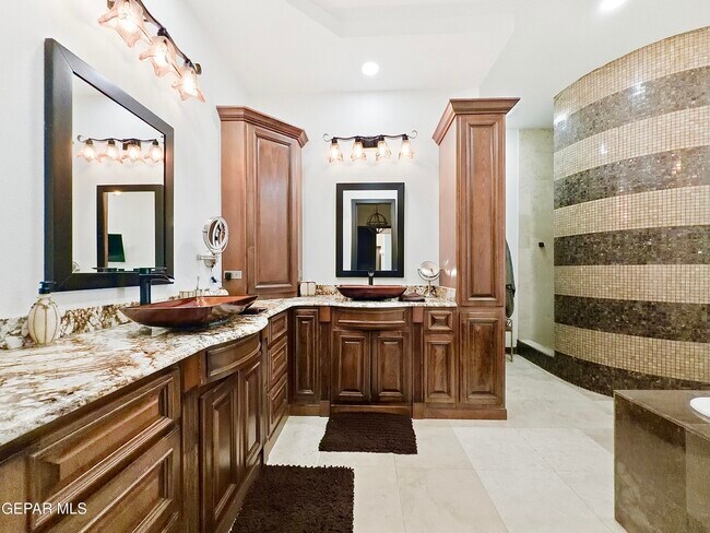 Building Photo - 444 San Clemente Dr