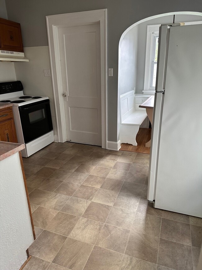 Building Photo - 1113 5th Ave