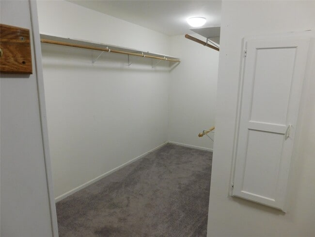 Building Photo - 725 W 42nd St