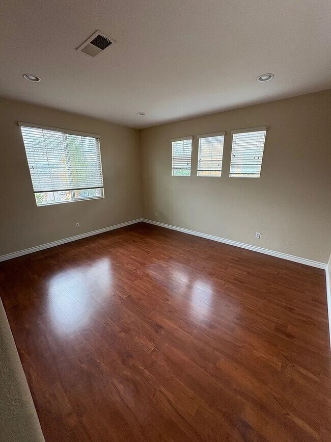 Building Photo - Newer 4bed 2.5 bath House