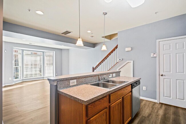 Building Photo - Exquisite brick-front duplex condo, ideall...