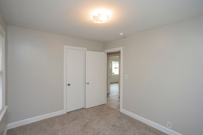 Building Photo - 208 Hillcrest Dr