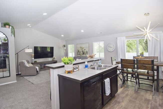 Building Photo - 2023 E Elm Grove Dr