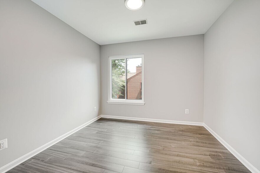 Building Photo - 2815 Lee Oaks Ct