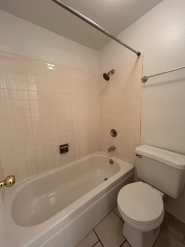 Building Photo - Ground Floor 1 BR/1 BA in Secured Bldg!