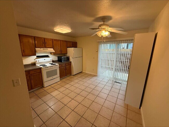 Building Photo - "Charming 2-Bed, 2.5-Bath Condo Retreat in Broomfield – Your Cozy 900 Sq Ft Haven Awaits!"