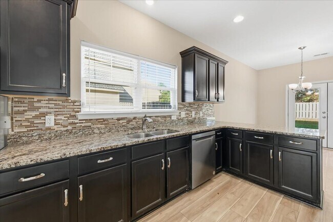 Building Photo - Spacious 5-Bedroom Home in the Live Oak Co...