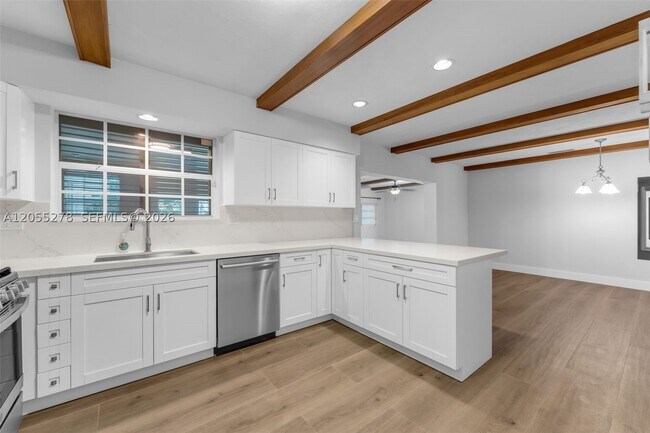 Building Photo - 9121 Ridgeland Dr