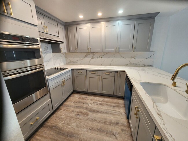 Building Photo - Spacious Two-Story 3bd Townhouse With Priv...