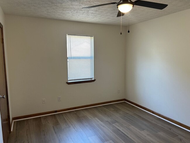 Building Photo - 120/122 Deer Creek Dr