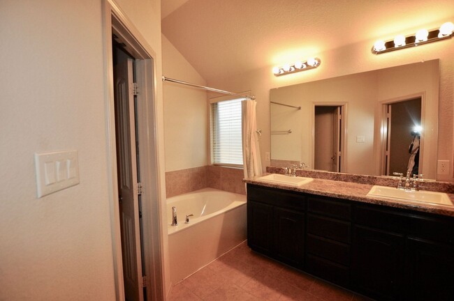 Building Photo - FOR LEASE! (Available October 20th) Spacio...
