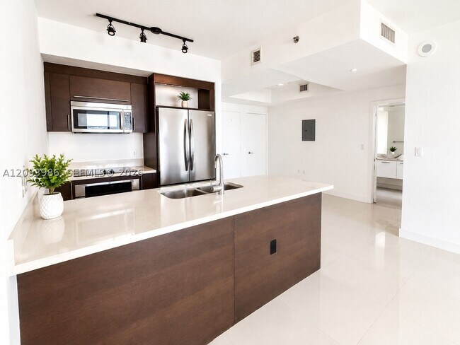 Building Photo - 500 Brickell Ave