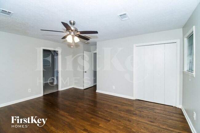 Building Photo - 302 Woodstock Dr SW