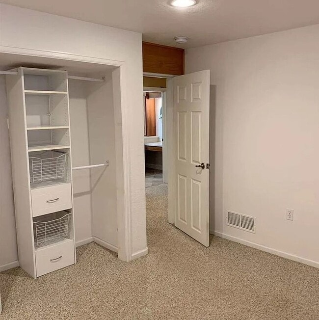 Building Photo - Spacious Single-Family Home in Established Wellington Neighborhood