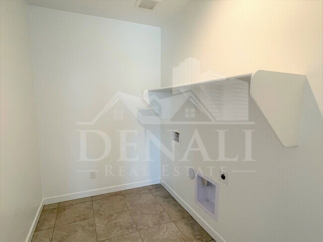 Building Photo - 4622 N 192nd Ln