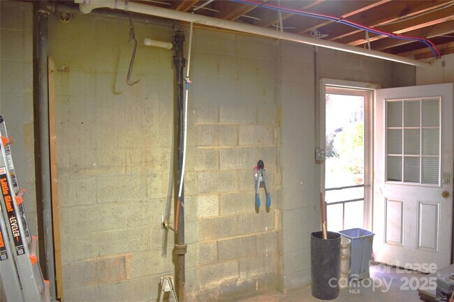 Building Photo - 320 W Stewart Ave