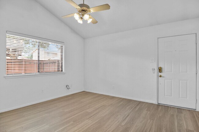 Building Photo - Beautiful Gated Townhome Great Location